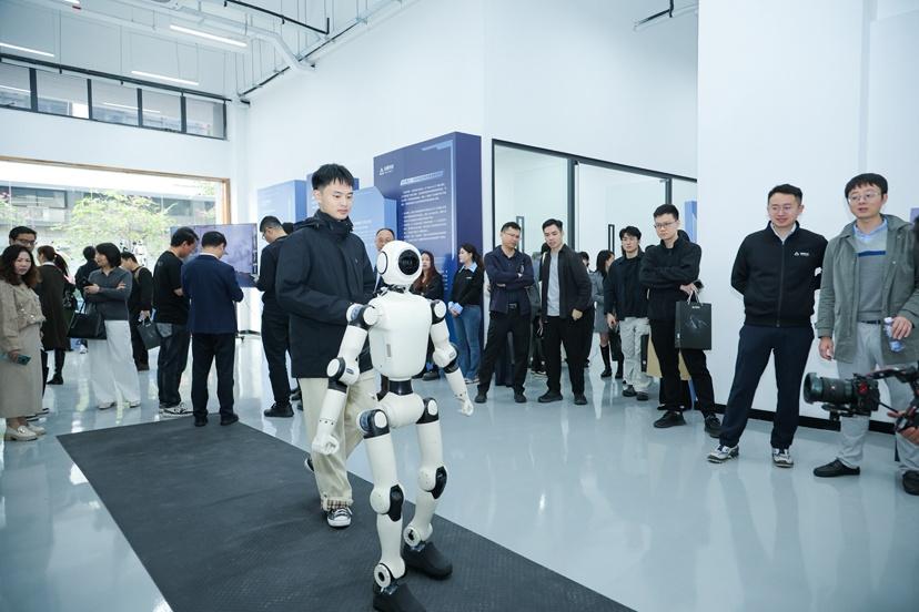 科技與變革共舞 海珠搶占AI機器人新賽道，后航道兩業融合新場景實現落地